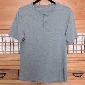 Men’s Lululemon short sleeve t shirt.